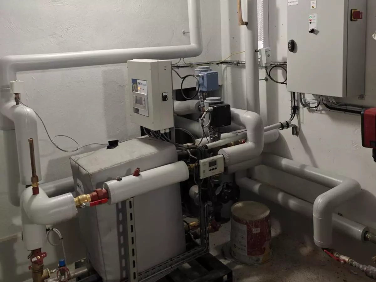 Modernisation d'une chaufferie collective à Quincy-Voisins avec reprise complète du réseau hydraulique, séparateur hydraulique, calorifugeage des canalisations et équipements de régulation installés par ERCE.