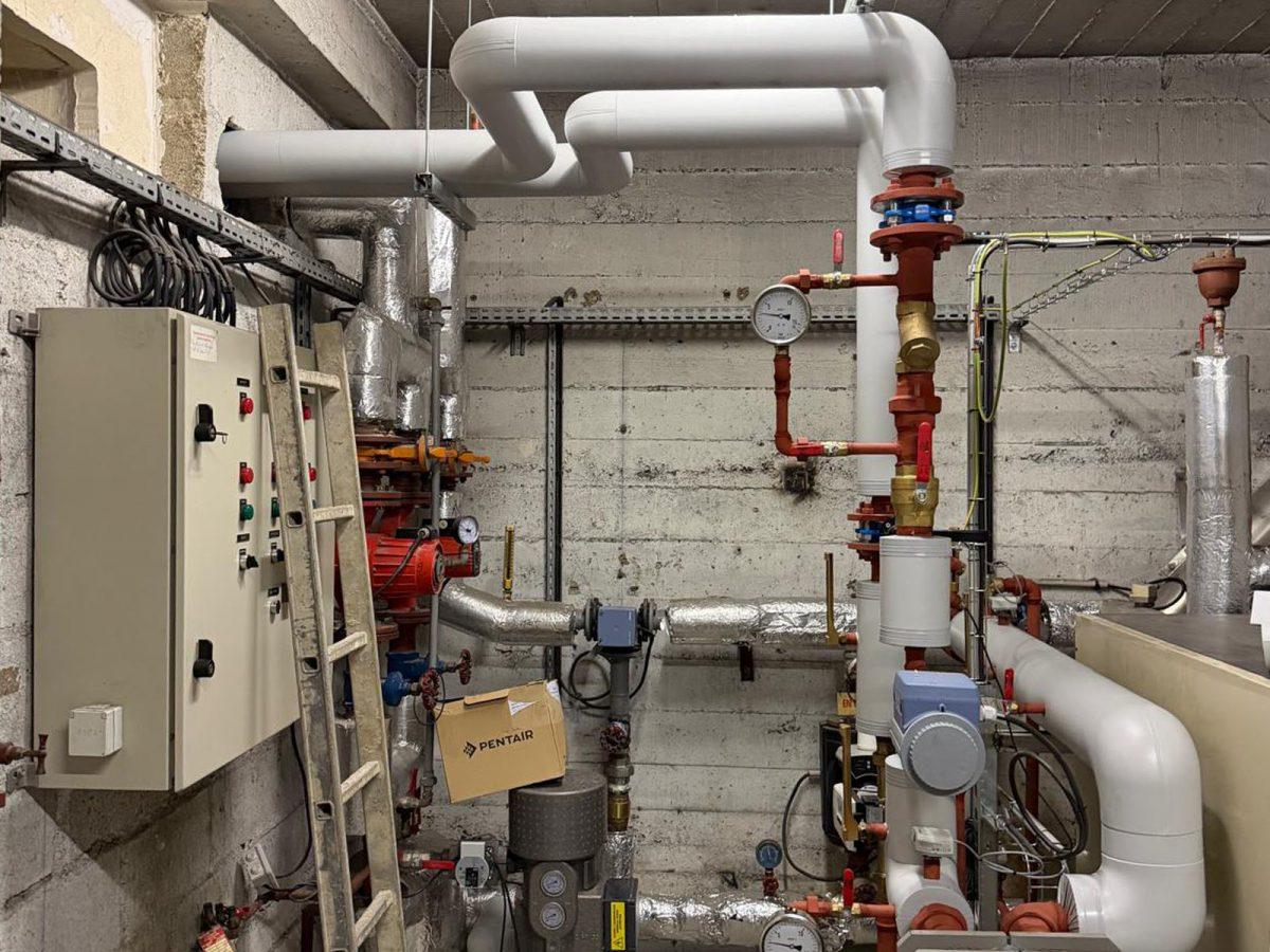 Modernisation d'une chaufferie collective à Pantin avec échangeurs hydrauliques, régulation et réseau de distribution calorifugé réalisé par ERCE.