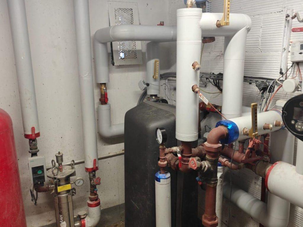 Modernisation d'une chaufferie collective à Quincy-Voisins avec reprise complète du réseau hydraulique, séparateur hydraulique, calorifugeage des canalisations et équipements de régulation installés par ERCE.