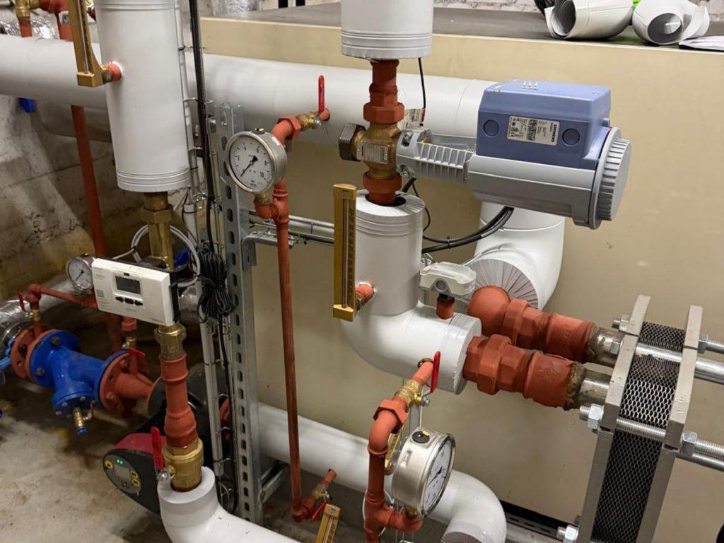 Modernisation d'une chaufferie collective à Pantin avec échangeurs hydrauliques, régulation et réseau de distribution calorifugé réalisé par ERCE.