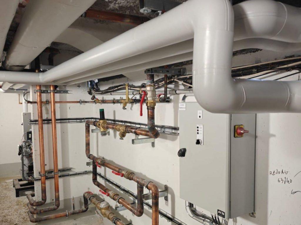 Modernisation d'une chaufferie collective à Quincy-Voisins avec reprise complète du réseau hydraulique, séparateur hydraulique, calorifugeage des canalisations et équipements de régulation installés par ERCE.